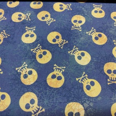 Tecido azul com padrão de caveiras amarelas e ossos cruzados