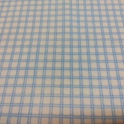 Tecido branco com padrão quadriculado azul claro