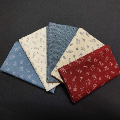 Cinco tecidos coloridos com pequenos padrões musicais, sobre fundo preto.