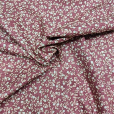 Pano com padrão floral branco em fundo vinho