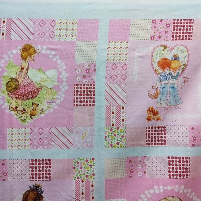 Tecido rosa patchwork com desenhos de crianças e padrões florais e quadriculados