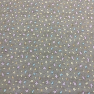 Tecido cinzento com padrão de pequenas estrelas multicoloridas em tons pastel