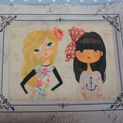 Ilustração de duas raparigas em estilo cartoon dentro de moldura decorativa branca