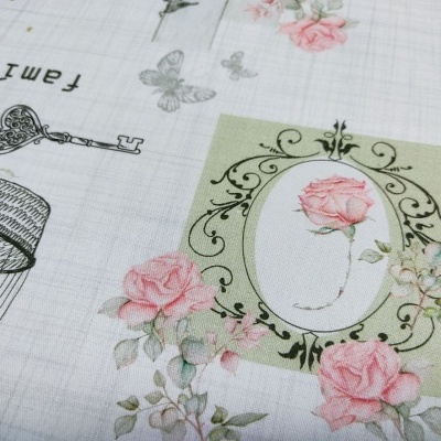 Tecido branco com padrão floral em rosa e elementos decorativos