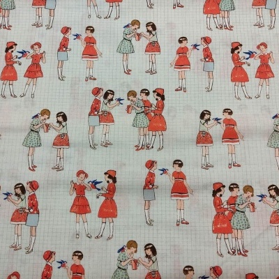 Tecido com padrão repetido de figuras femininas coloridas em fundo cinza claro