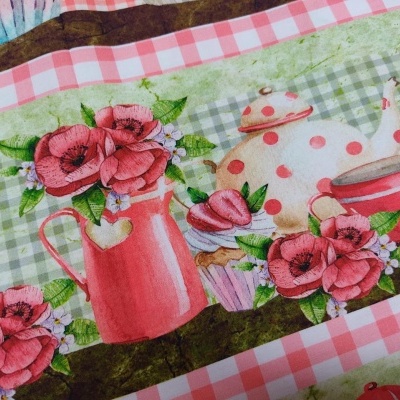 Tecido estampado com jarro cor-de-rosa, flores, bule, xícara e cupcakes em padrão quadriculado