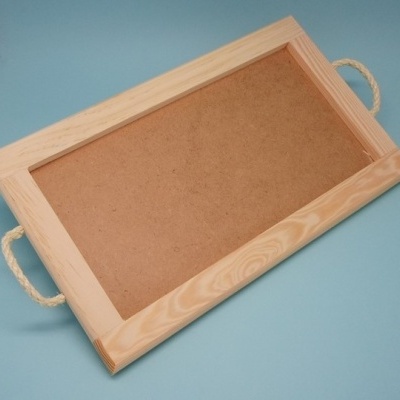 Tabuleiro de madeira com pegas de corda sobre superfície azul