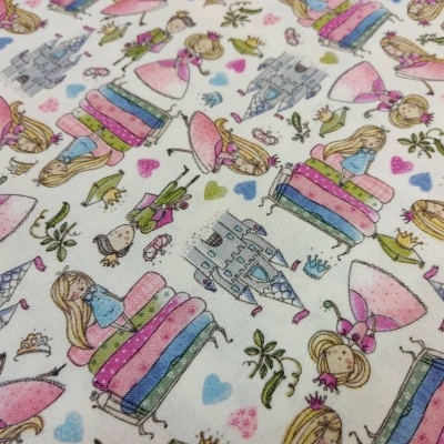Tecido infantil com princesas, castelos, camas coloridas e pequenos corações em fundo branco