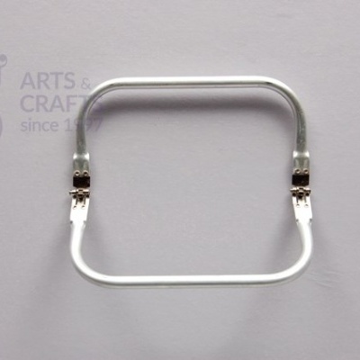 Bastidor quadrado de bordado em metal prateado sobre fundo branco