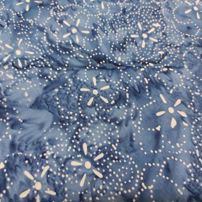 tecido azul com padrão branco de flores e pontos