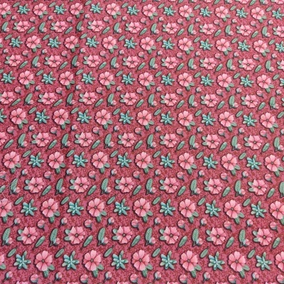 Tecido vermelho com padrão floral rosa e verde