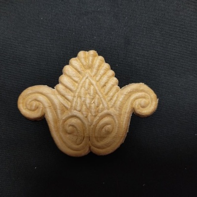 Figura decorativa bege com padrão de folha em fundo preto