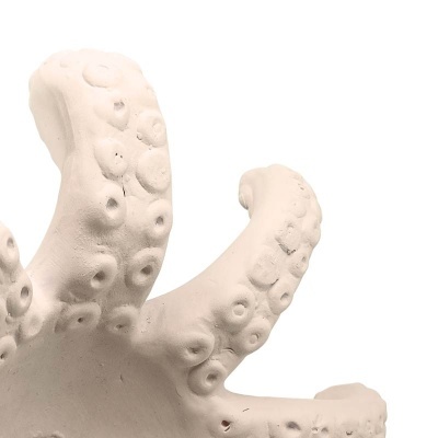 Escultura branca em forma de tentáculos de polvo com ventosas