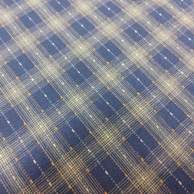 Tecido azul com padrão xadrez em branco, cinzento e amarelo