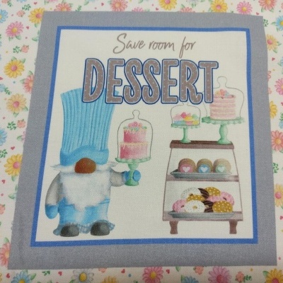 Pano de prato com ilustração de gnomo e sobremesas com texto 'Save room for DESSERT'