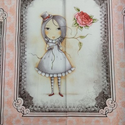 Ilustração em tecido de rapariga com vestido cinzento, rosa e detalhes florais em fundo salmão