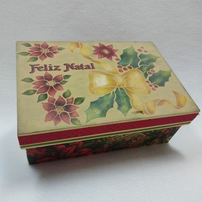 Caixa decorativa de Natal com tampa beige e decoração festiva colorida.