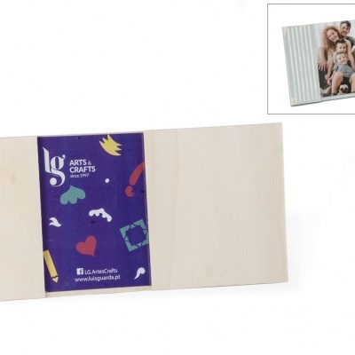 Placa decorativa de madeira com suporte para fotos