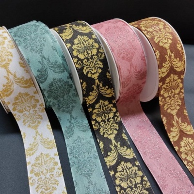 Cinco rolos de fita decorativa com padrão floral barroco em várias cores