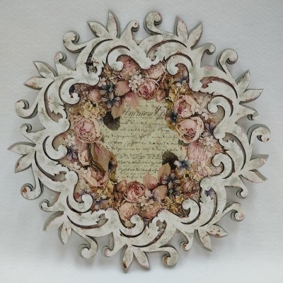 Relógio de parede com moldura floral decorativa em madeira e mostrador com texto antigo