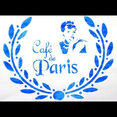 Texto azul 'Café de Paris' com ilustração de folhas e retrato de mulher em fundo branco