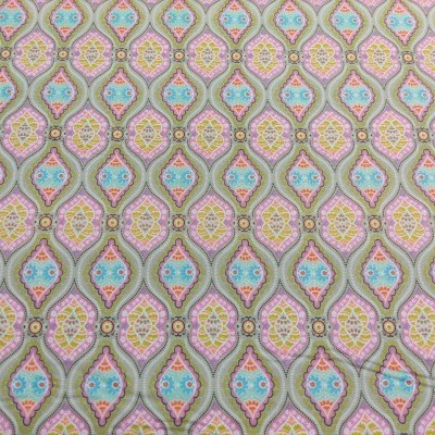 tecido com padrão geométrico colorido em forma de losangos