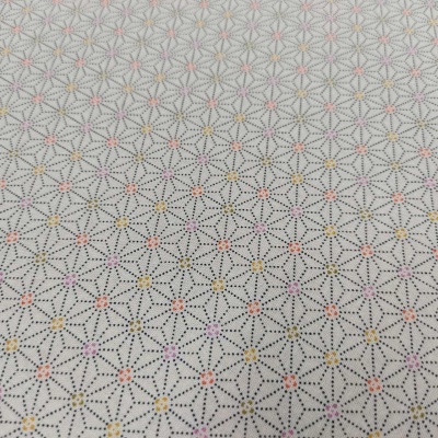 Tecido com padrão geométrico de estrelas coloridas em fundo branco