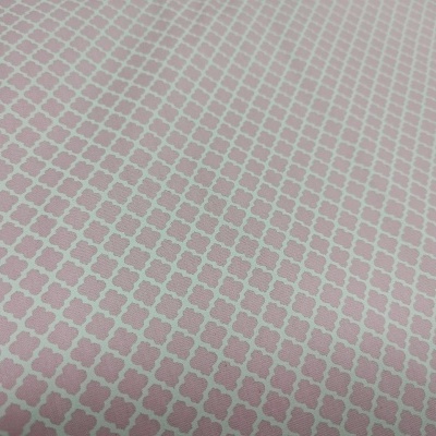 Tecido rosa claro com padrão branco de quadrifólios