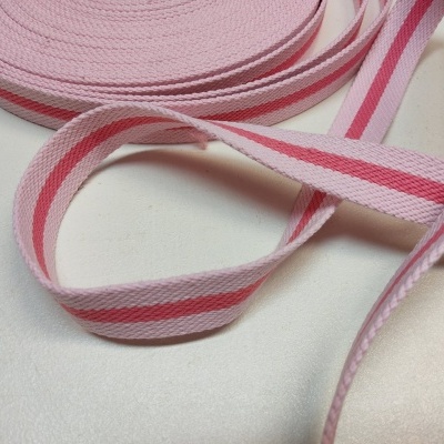 fitas têxteis rosa com riscas sobre superfície branca