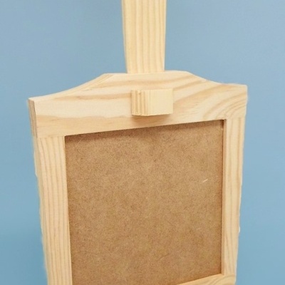 Tabuleiro pegboard de madeira clara com suporte superior e fundo azul