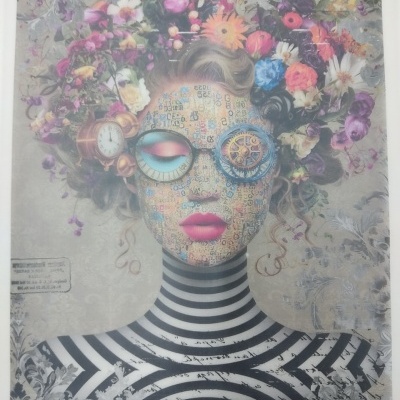 obra de arte mulher rosto padrões números letras flores cabelo acessórios relógio lentes azuis roupa listrada