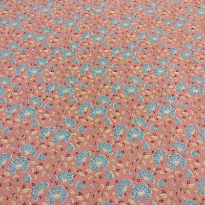 Tecido rosa com padrão de flores azuis e detalhes amarelos e castanhos