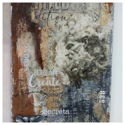 Quadro vintage com retrato de homem idoso e palavras em cinza, dourado e castanho
