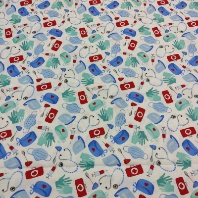 Tecido com padrão de objetos médicos coloridos sobre fundo branco