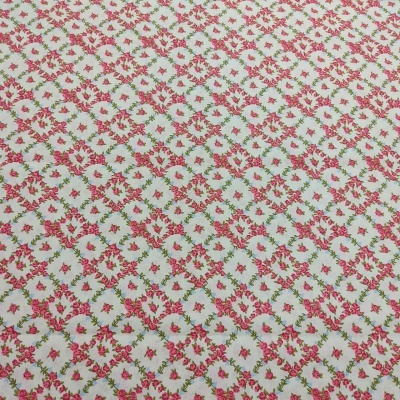 tecido branco com padrão floral em tons de vermelho, rosa e verde