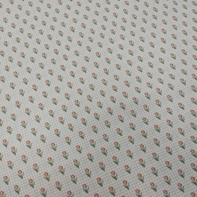 Tecido branco com padrão de pequenas flores vermelhas e folhas verdes