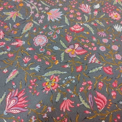 tecido cinzento com padrão floral colorido