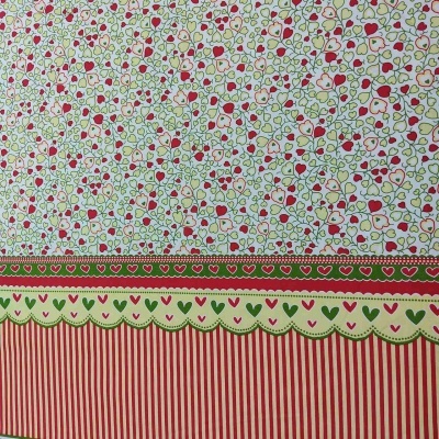 Tecido com padrão de corações e riscas vermelhas