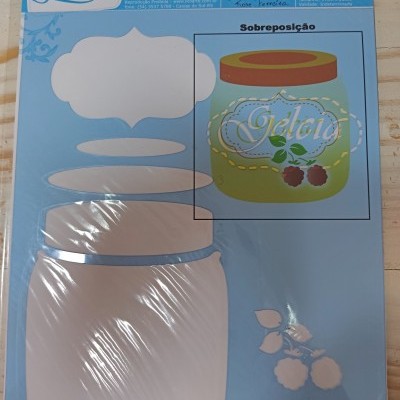 Stencil para frasco de geleia da Litoarte com peças para montagem e exemplo colorido.