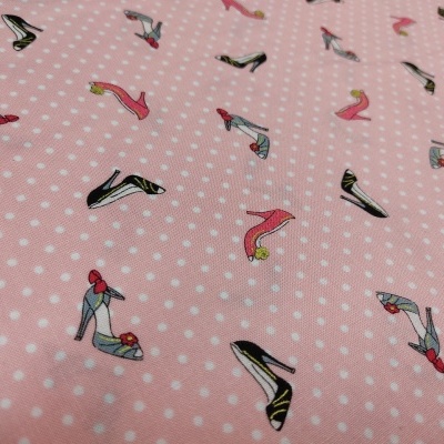 tecido rosa com pontos brancos e estampas de sapatos femininos coloridos
