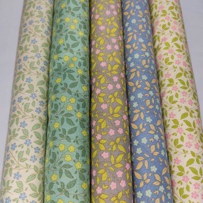 Cinco rolos de tecido floral coloridos