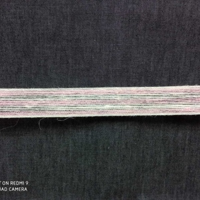 Faixa elástica fina com linhas coloridas sobre fundo preto