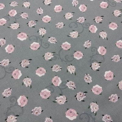 Tecido cinzento com padrão floral rosa claro