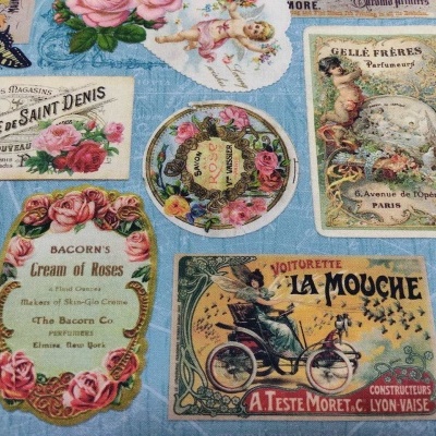 Tecido estampado com etiquetas vintage e flores coloridas