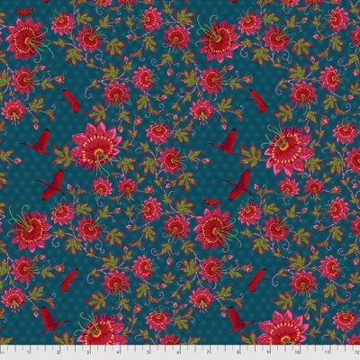 tecido azul com flores rosa e pássaros vermelhos