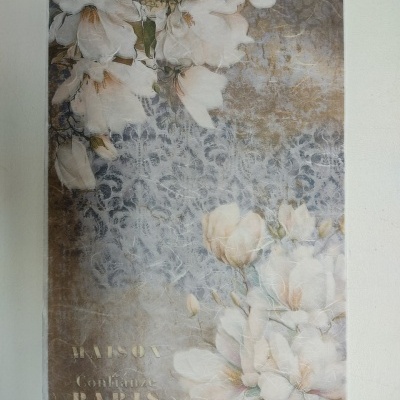 Tecido decorativo com flores brancas e texto HARVOT Confiança PARIS