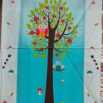 Tecido infantil com medidor de altura e ilustrações de animais e árvore