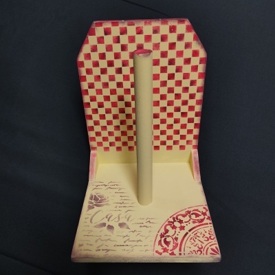 Suporte de telemóvel ou tablet em madeira com padrão xadrez vermelho e bege e desenhos florais