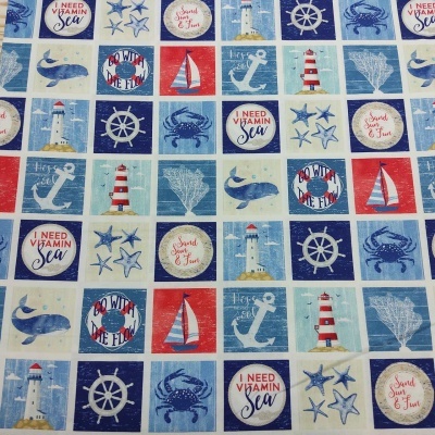 Tecido estampado com motivos marítimos em azul, vermelho e branco, incluindo âncoras, faróis, caranguejos e texto.
