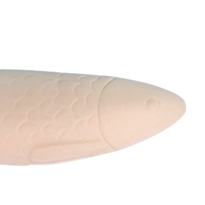 Produto alongado rosa claro com textura de escamas e detalhe de barbatana